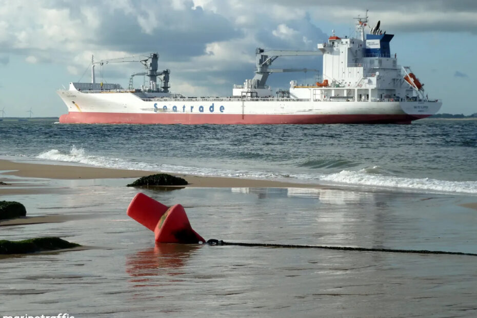 El crucero Iona de P&O Cruises, retenido en Southampton tras la caída de contenedores en el Solent