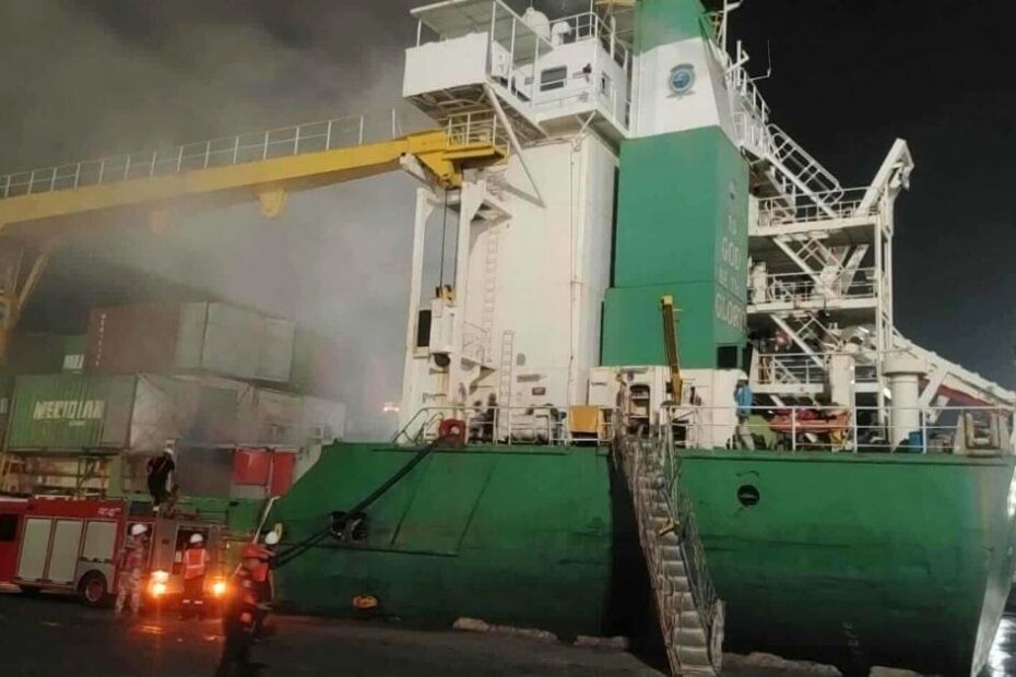 Incendio en sala de máquinas de buque portacontenedores en Manila Incendio en sala de máquinas de buque portacontenedores en Manila