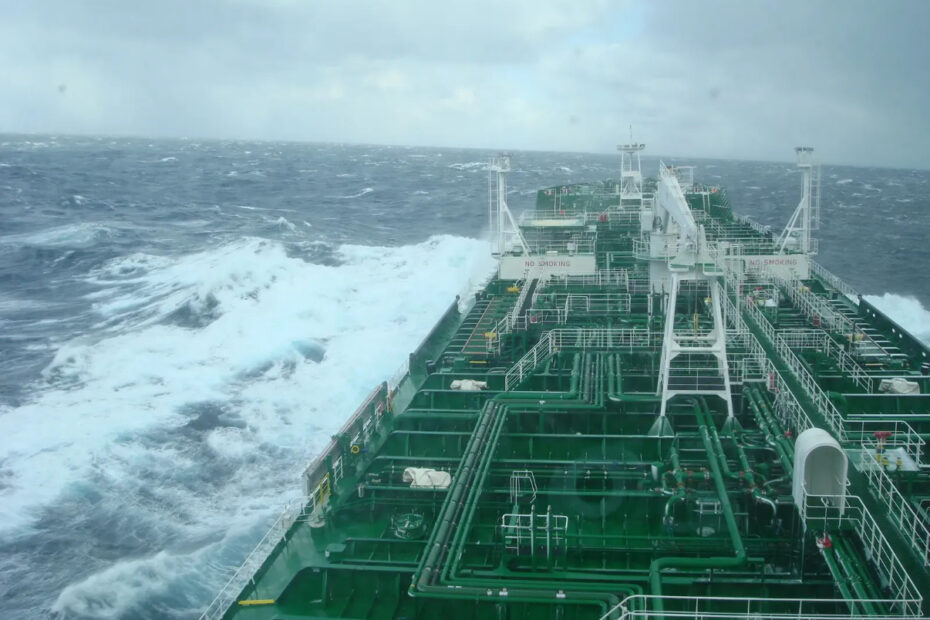 Un petrolero fantasma a la deriva pone en alerta al sur de Málaga