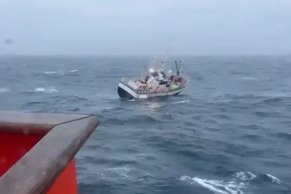 Pesquero a la deriva en el cantábrico