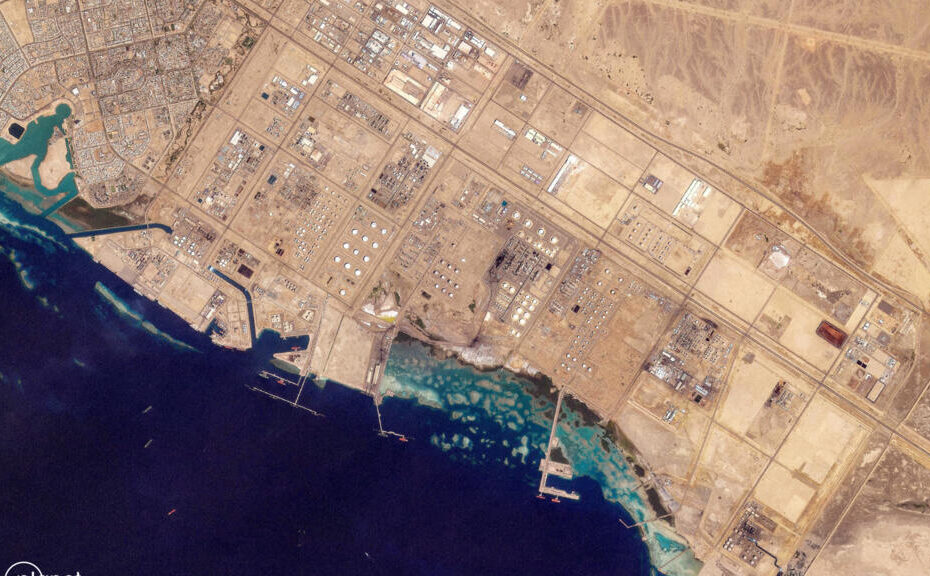 Arabia Saudí mantiene exportaciones de petróleo desde puerto clave en el Mar Rojo