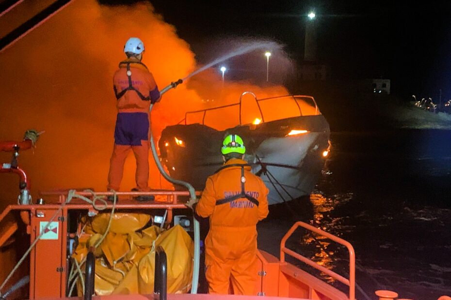 Incendio de un yate en la bocana del puerto de Ibiza