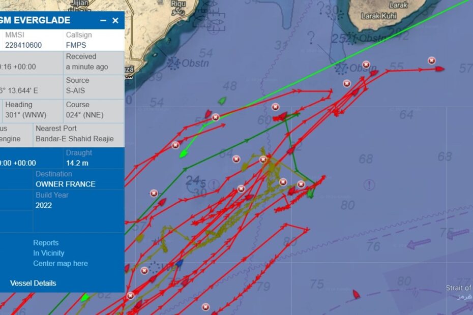 Buques de carga dan la vuelta en el estrecho de Ormuz
