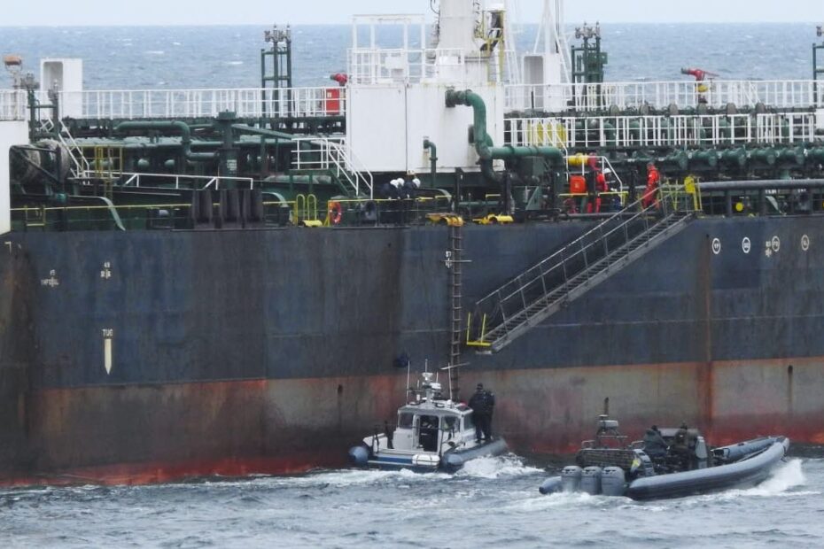 Suecia detiene un petrolero ruso tras un derrame en el Báltico