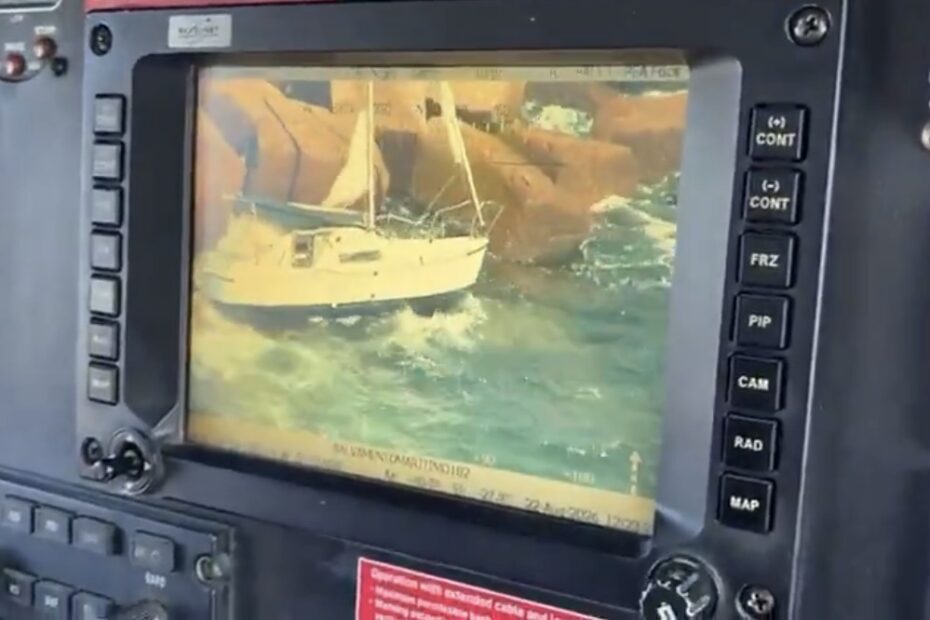 Un velero encalla y posteriormente se hunde en Gijón Un velero encalla y posteriormente se hunde en Gijón