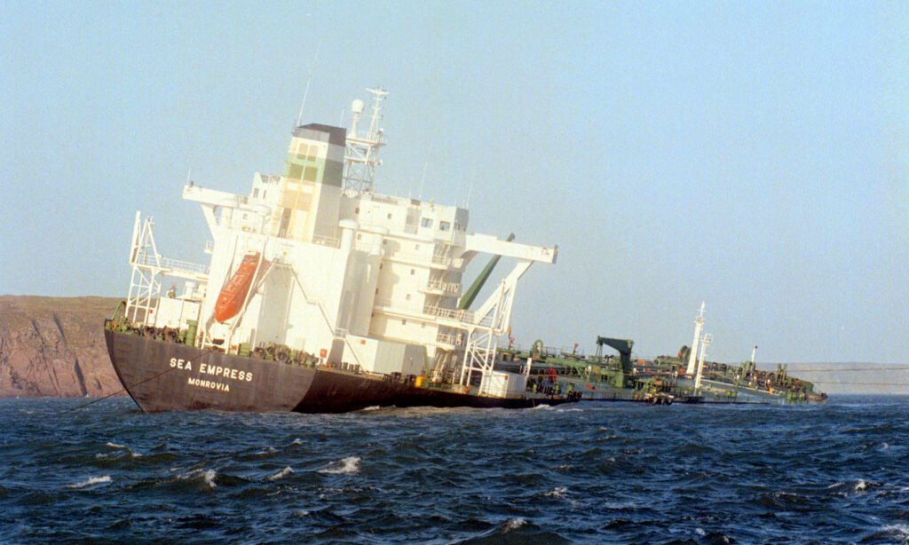 Sea Empress: el encallamiento que vertió petróleo frente a la costa de Pembrokeshire