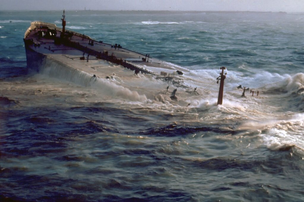 Amoco Cadiz: el fallo de gobierno que llevó un superpetrolero contra la costa de Bretaña