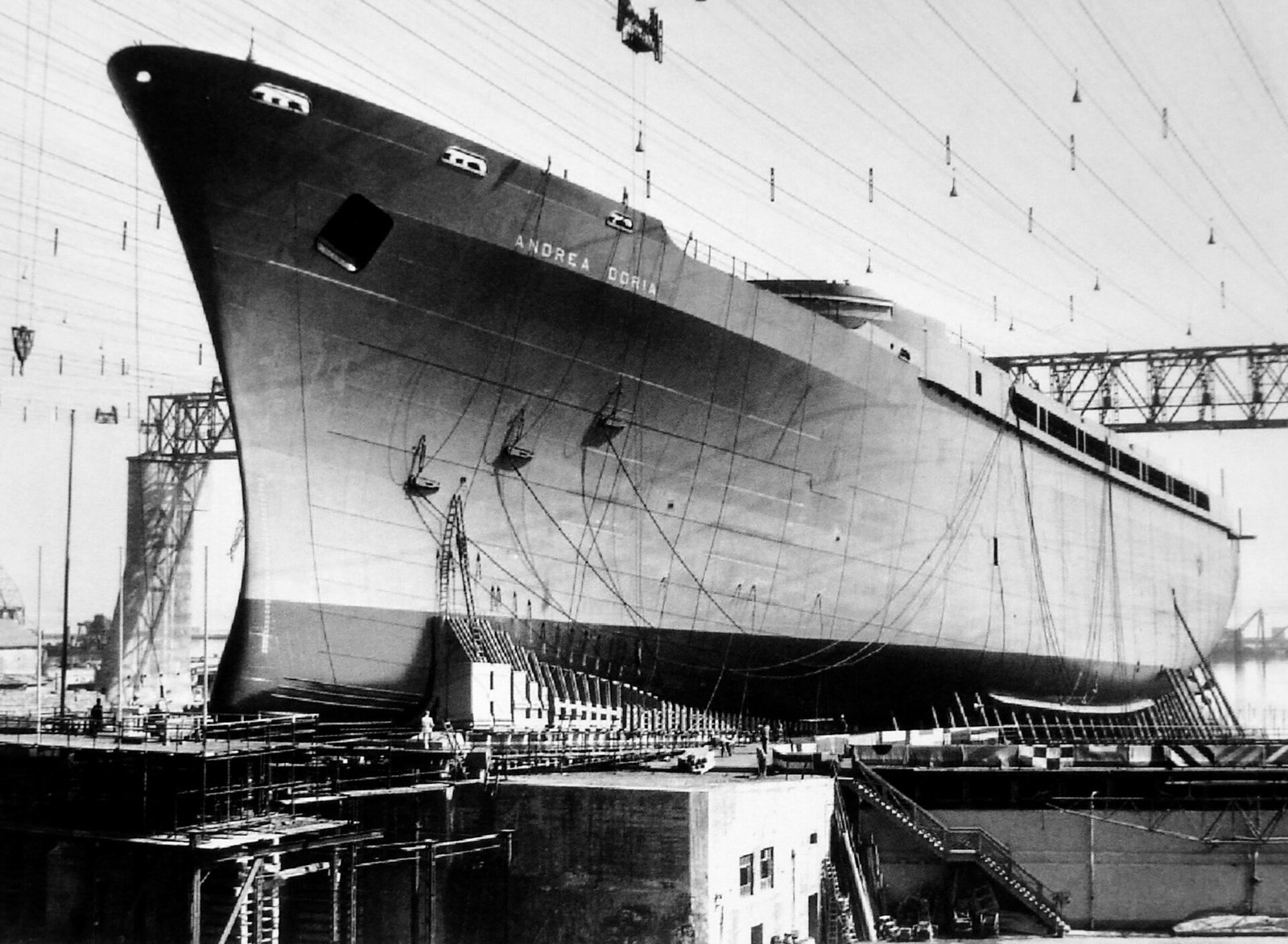 Lo scafo dell'Andrea Doria libero dai ponteggi con la nave che si prepara al varo. Collezione A.C.