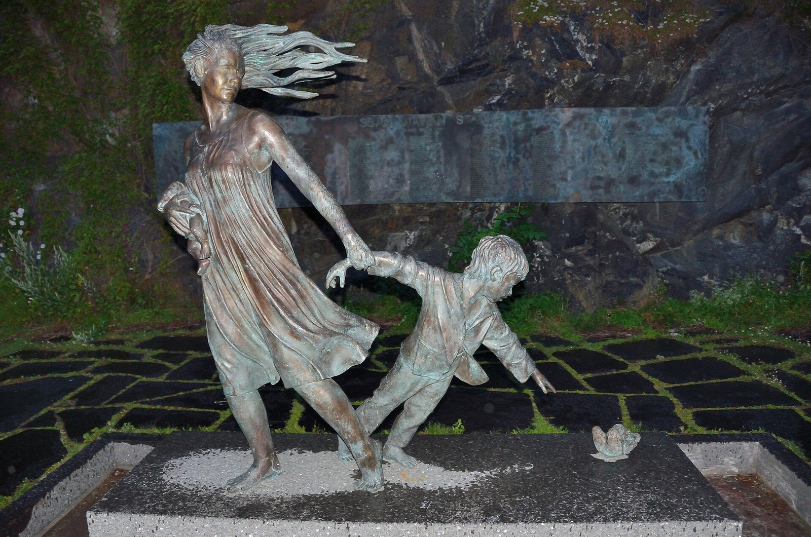 MS Scandinavian Star statue memorial Scandinavian Star-Ulykken Billedhugger Jon Tongerson 7 April 2006 MS Scandinavian Star was a car and passenger ferry that caught fire in 1990, killing 158 people.