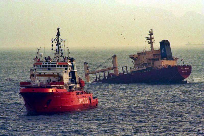 Salvage tug Fotiy Krylov (Фотиы Крылов) with M/V New Flame sinking off Europa Point, Gibraltar.