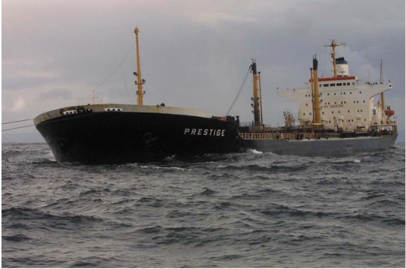Prestige: la rotura de un petrolero que extendió la marea negra por Galicia