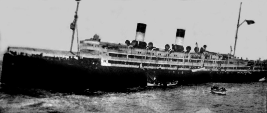 Foto do navio Principessa Mafalda de bandeira italiana em operação de abandono de navio em 25 de outubro de 1927. O barco naufragou na costa do Estado da Bahia, Brasil.
