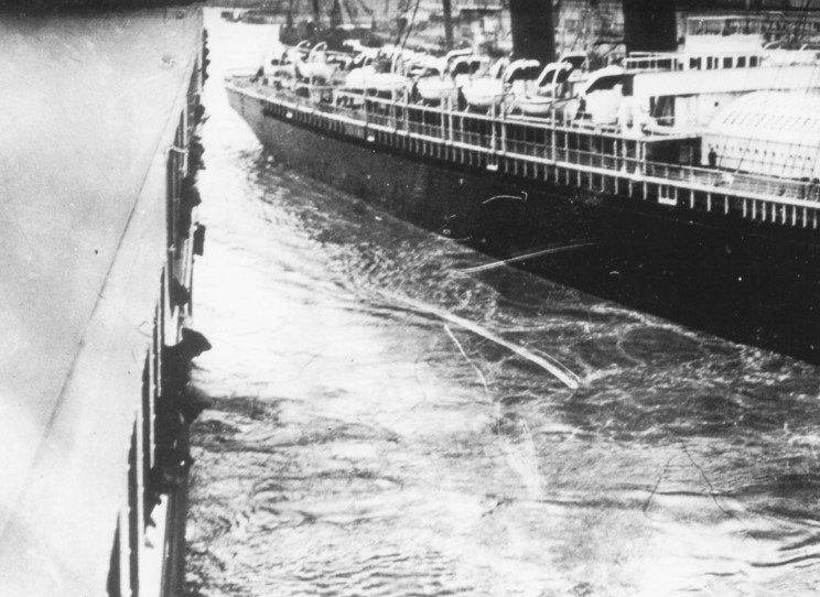 Titanic near to collide with the ship New York