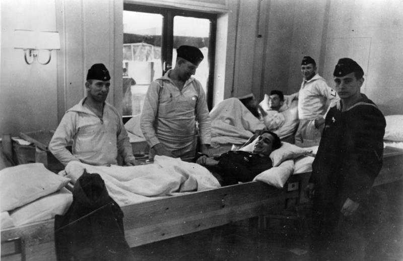 For documentary purposes the German Federal Archive often retained the original image captions , which may be erroneous, biased, obsolete or politically extreme . Lazarettschiff "Wilhelm Gustloff" Scherl Bilderdienst
Aktion in Norwegen: Lazarettschiff "Wilhelm Gustloff" bringt verwundete Narvikkämpfer nach der Heimat. Freudig lachend Sieht dieser verwundeten Narvikkämpfer, dessen Brust das EK I und EK II schmücken, seiner baldigen Genesung in der Heimat entgegen. PK: Augst; Juli 1940