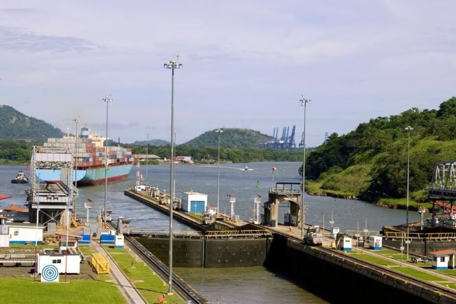 El Canal de Panamá limita a 29 buques diarios El Canal de Panamá limita a 29 buques diarios